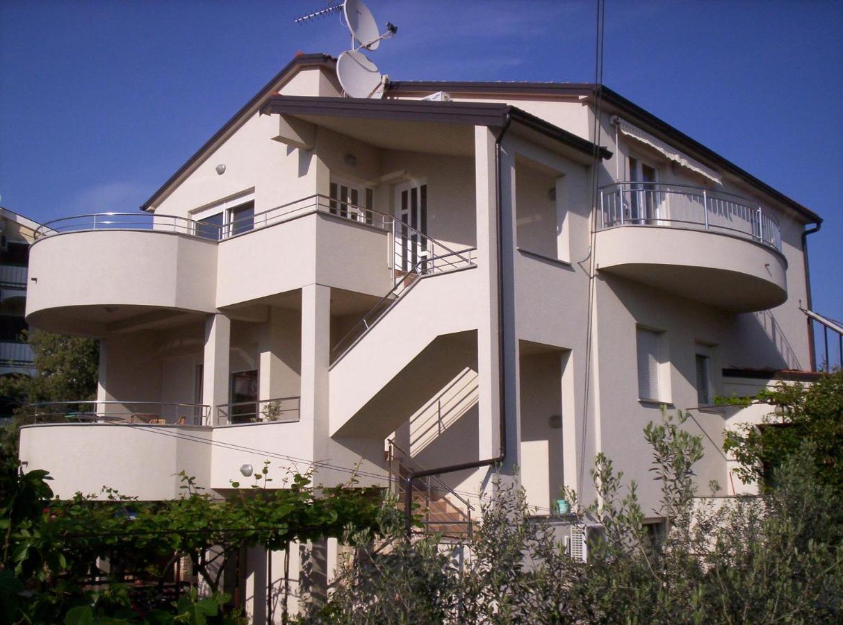 Apartment For Two 200M From The Beach Pula Exterior photo
